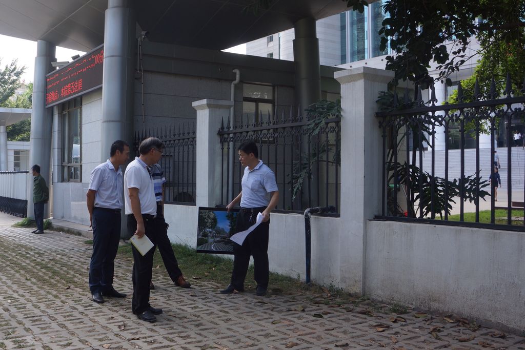 我会副会长杨择郡带队走访市中院