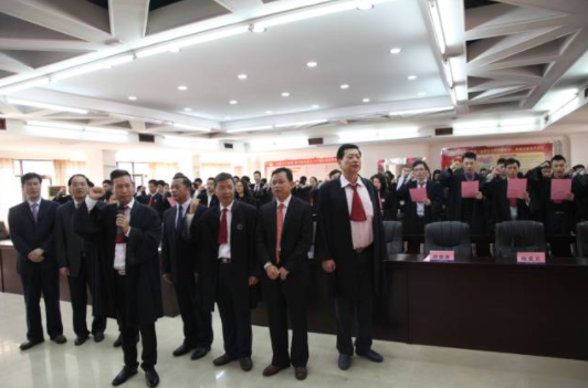 市司法局副局长黄育辉寄语101名新执业律师 不忘初心 砥砺前行 ——我会举办2017年度新执业律师集中宣誓仪式
