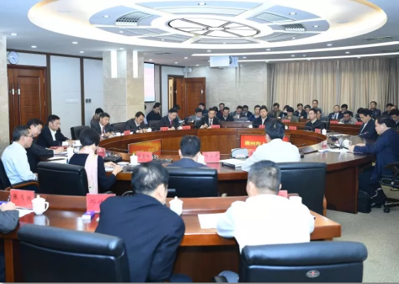 杨择郡、徐焕茹、曾学智、钟君安律师续聘第四届市政府法律顾问