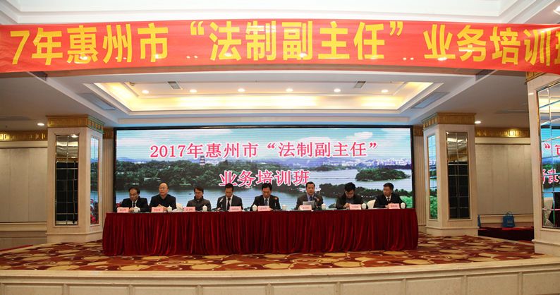 我市近300名律师参加“法制副主任”业务培训班——潘如新局长强调全面扎实做好基层公共法律服务