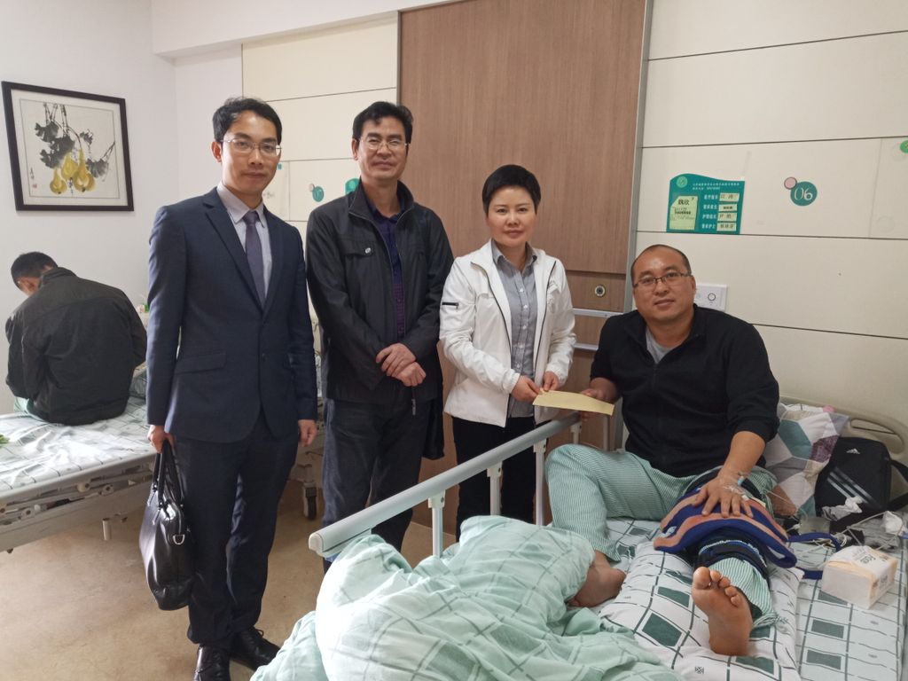 曾韵冰副会长带队探望慰问魏欣实习律师