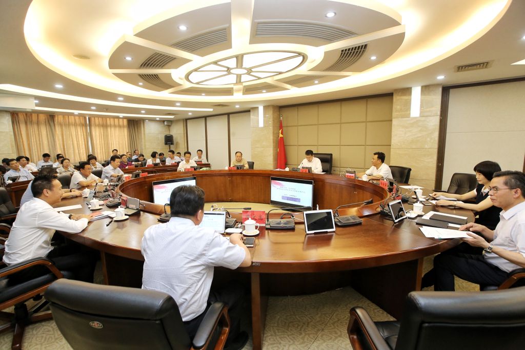 杨择郡会长再次受邀在市政府常务会上作专题学法讲座