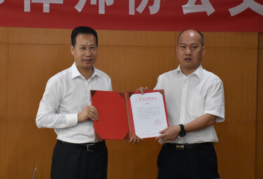 市律师协会会长杨择郡带队拜访市检察院并递送感谢信