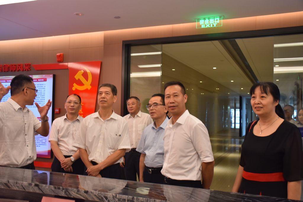 市人大常委会钟一尔副主任到市律师协会调研