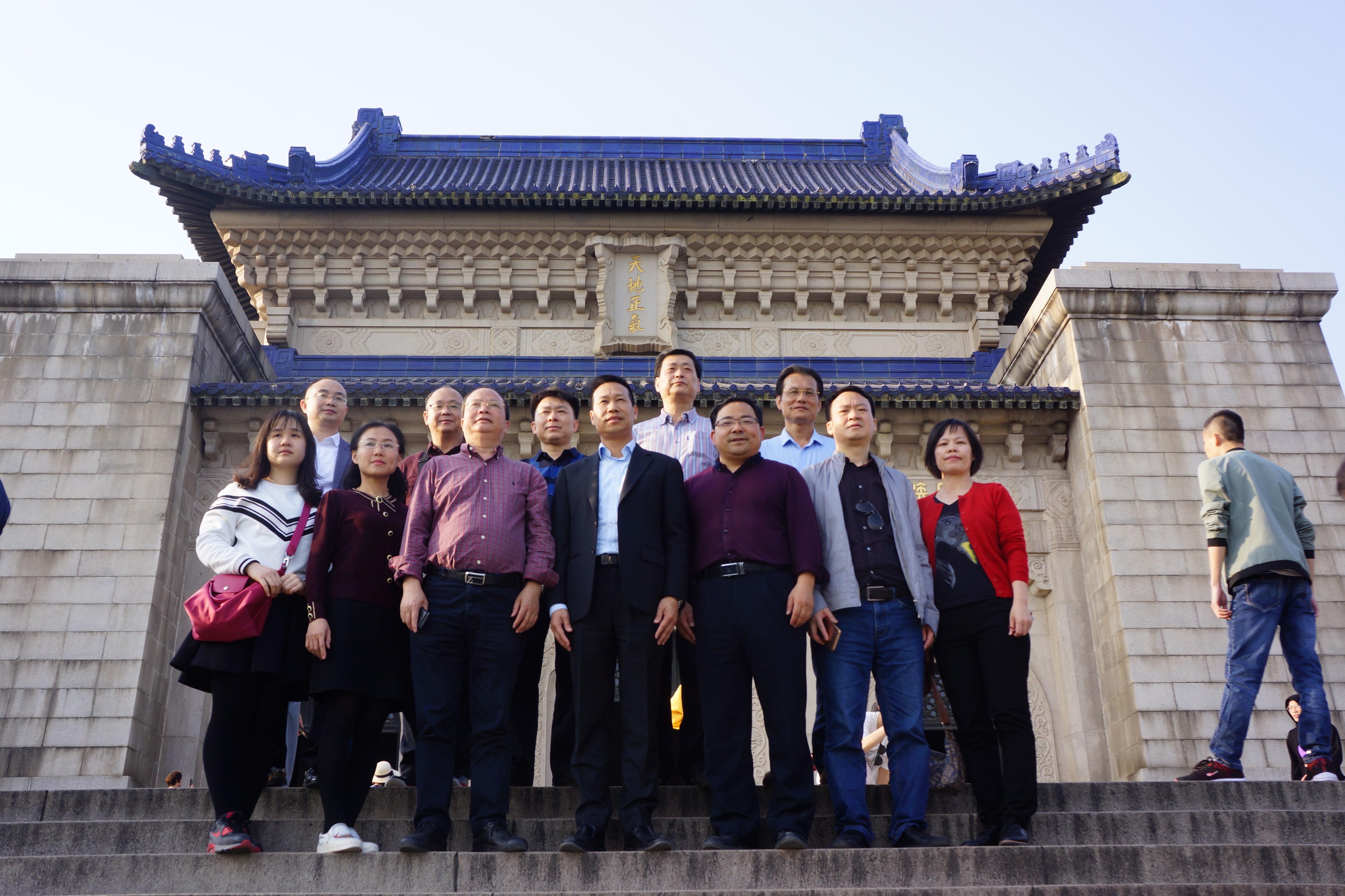 我会部分律师代表拜谒中山陵